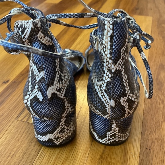Design Lab Women’s Blue Snakeskin Lace Up Sandals Size 9 - Picture 4 of 8